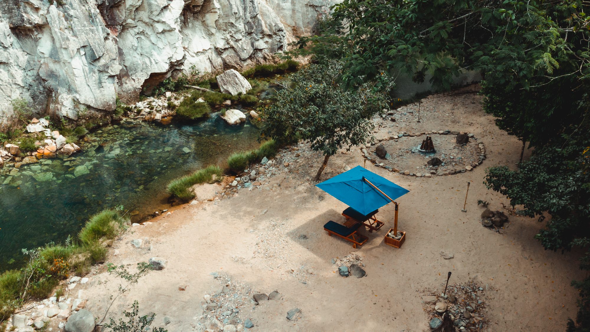 Praia de rio privada com guarda-sol