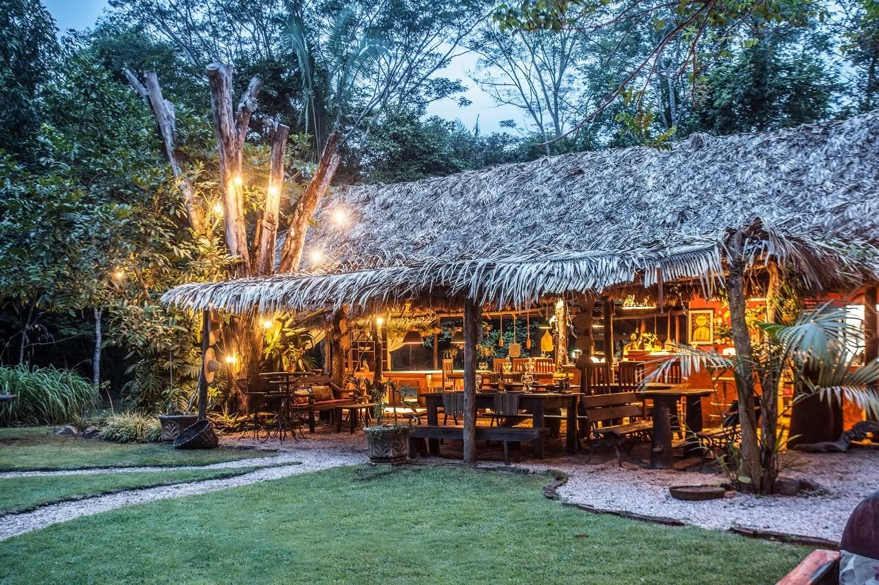 Mesa servida en un restaurante de la región